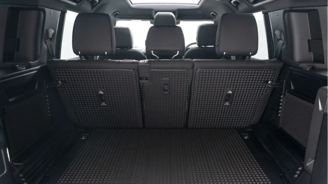 Land Rover Defender (25 Reg) 110 3.0 D250 S (6 Seat) (VAT Q) Image 4