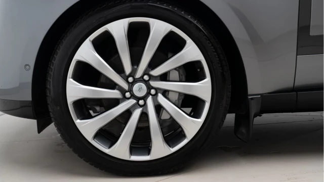Land Rover Range Rover (23 Reg) 3.0 D300 SE (Shadow Pack) Image 8