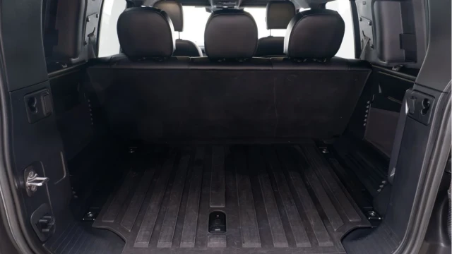 Land Rover Defender (72 Reg) 110 3.0 D250 SE Hard Top (5 Seat) (+VAT) Image 5