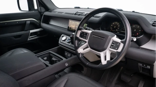 Land Rover Defender (23 Reg) 90 3.0 D250 SE Hard Top Commercial (URBAN) (+VAT) Image 2