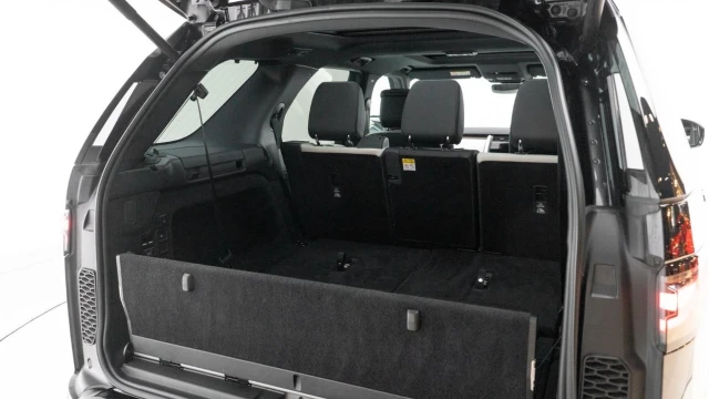 Land Rover Discovery (23 Reg) 3.0 D300 R-Dynamic HSE Image 8