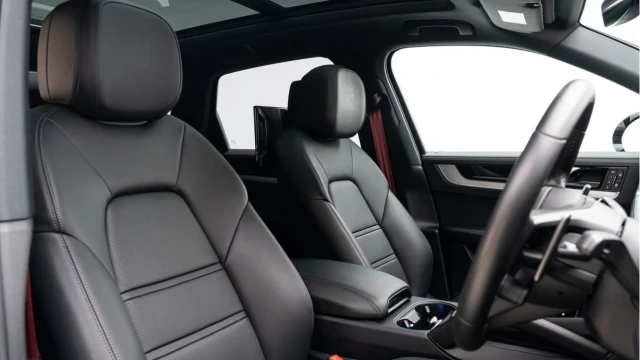 Porsche Cayenne (74 Reg) 3.0 V6 (New Model) Image 3