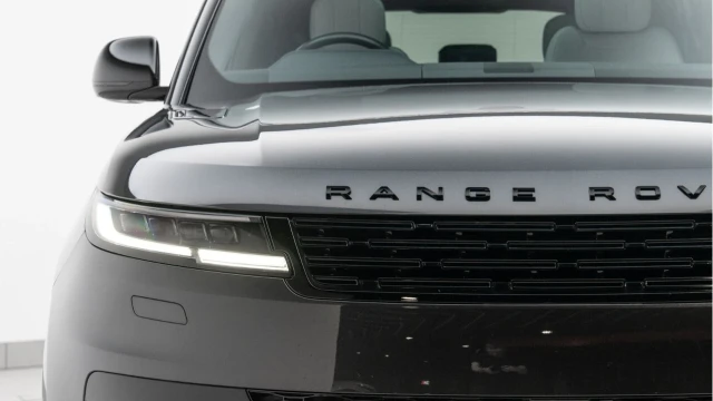 Land Rover Range Rover Sport (24 Reg) 3.0 D300 Dynamic SE (Black Pack) Image 8