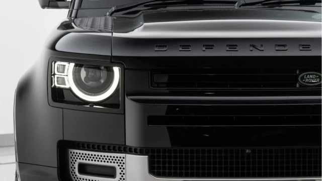 Land Rover Defender (73 Reg) 90 3.0 D250 SE Hard Top Commercial (+VAT) Image 8