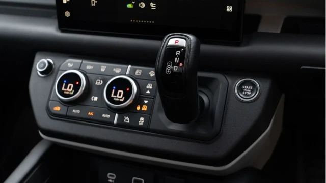 Land Rover Defender (22 Reg) 110 2.0 P400e X-Dynamic HSE Hybrid Image 3
