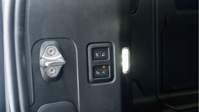 Land Rover Defender (75 Reg) 110 3.0 D250 X-Dynamic SE Hard Top Commercial (3 Seat) (+VAT) Image 5