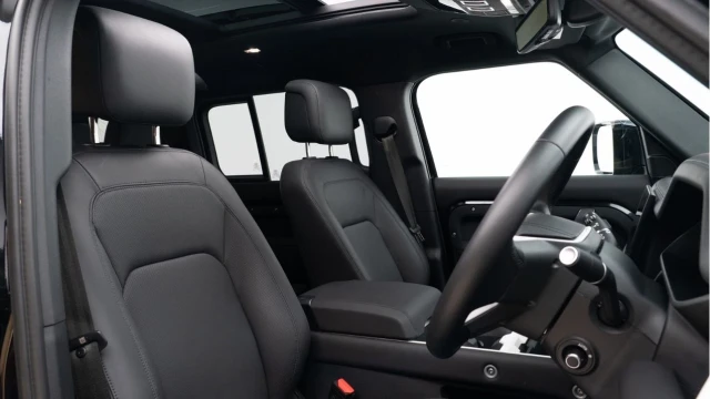 Land Rover Defender (25 Reg) 110 3.0 D350 X-Dynamic HSE (Black Pack) Image 3