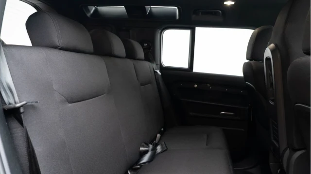 Land Rover Defender (73 Reg) 110 3.0 D250 Hard Top (6 Seat) (+VAT) Image 4