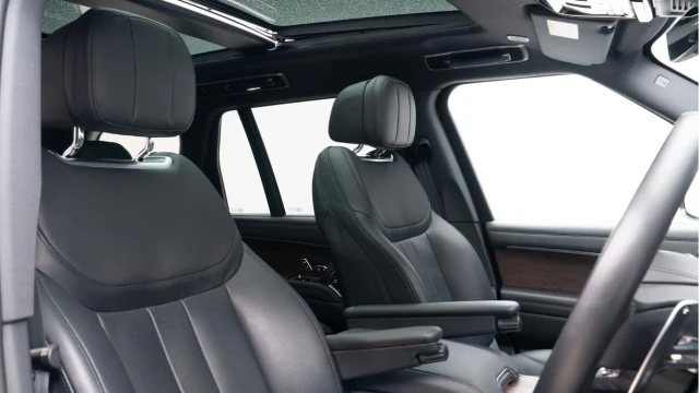 Land Rover Range Rover (72 Reg) 4.4 V8 P530 Autobiography (Shadow Pack) Image 3