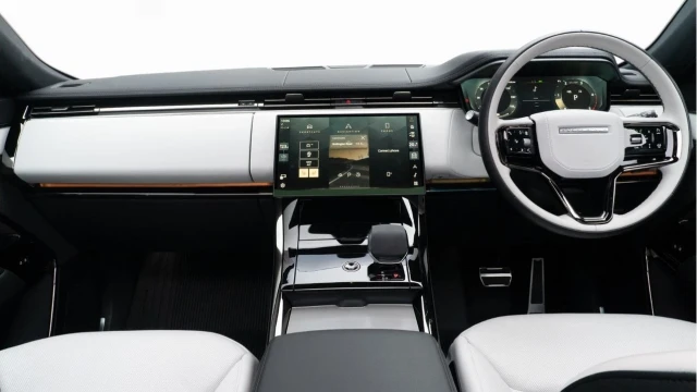 Land Rover Range Rover Sport (24 Reg) 3.0 D300 Dynamic SE (Black Pack) Image 2