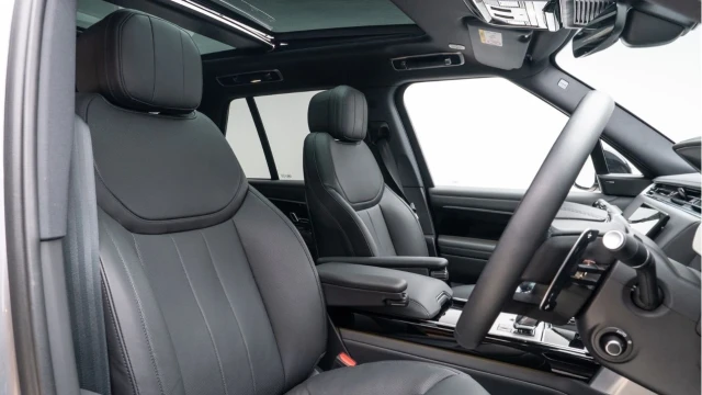 Land Rover Range Rover (24 Reg) 3.0 D300 SE (Shadow Pack) Image 3