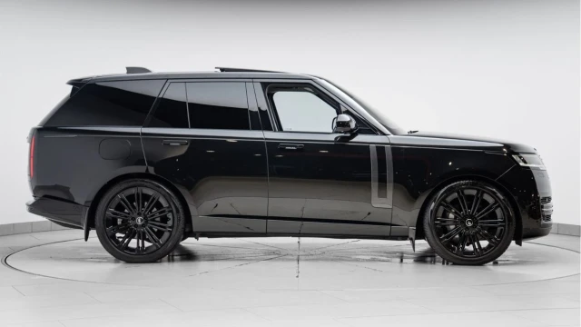 Land Rover Range Rover (74 Reg) 3.0 D300 SE (Shadow Pack) Image 4