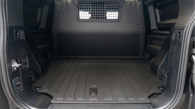 Land Rover Defender (25 Reg) 90 3.0 D350 X-Dynamic HSE Hard Top Commercial (3 Seat) (+VAT) Image 4