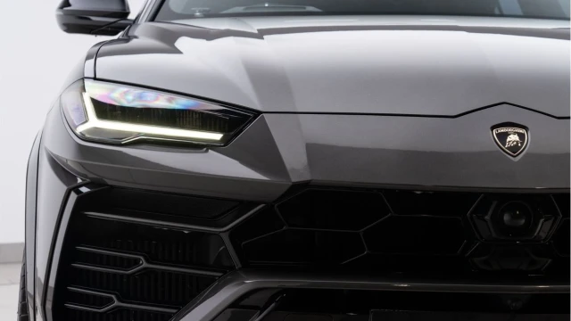 Lamborghini Urus (71 Reg) 4.0 V8 (Nero) Image 8