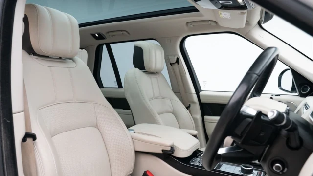 Land Rover Range Rover (70 Reg) 3.0 SDV6 Vogue (Black Pack) Image 3