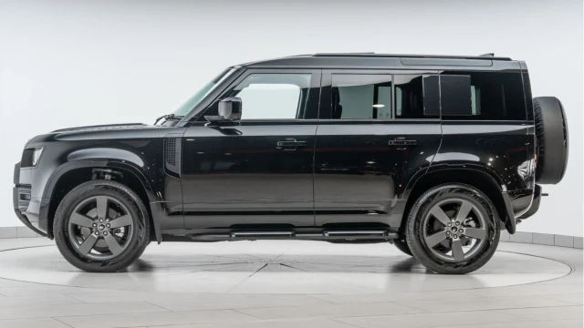 Land Rover Defender (25 Reg) 110 3.0 D250 X-Dynamic SE (Black Pack) Image 4