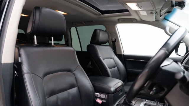 Toyota Land Cruiser V8 (64 Reg) D-4D 4.5 V8 Image 3