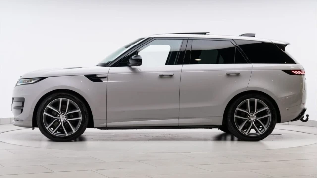 Land Rover Range Rover Sport (23 Reg) 3.0 D300 Dynamic SE (Black Pack) Image 4