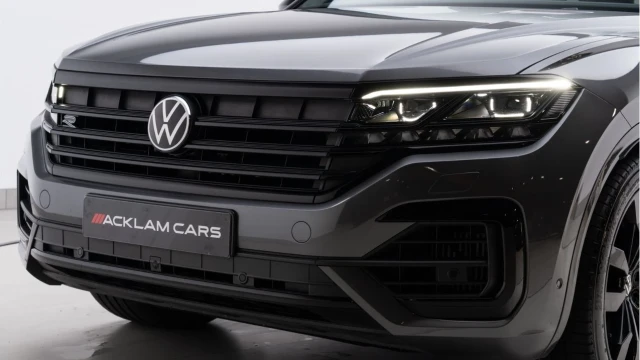 Volkswagen Touareg (72 Reg) 3.0TSI V6 Black Edition Image 8