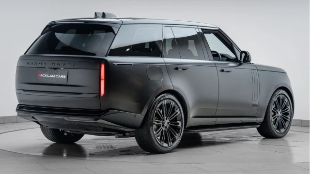 Land Rover Range Rover (72 Reg) 3.0 D300 SE (Black Pack) Image 6
