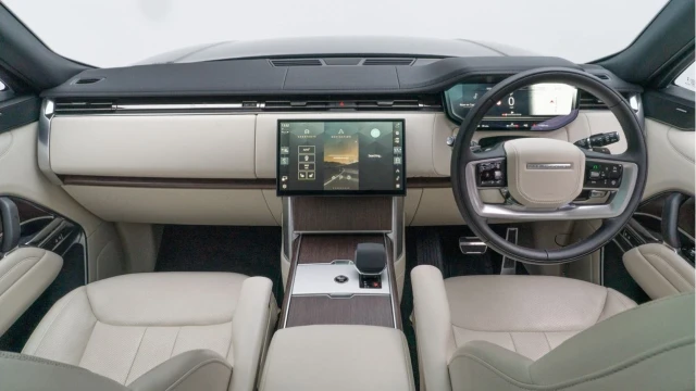 Land Rover Range Rover (74 Reg) 3.0 D300 SE (VAT Q) Image 2