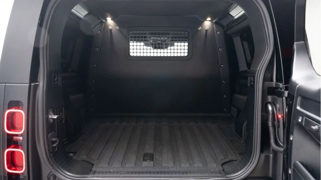 Land Rover Defender (23 Reg) 90 3.0 D250 SE Hard Top Commercial (NO VAT) Image 4
