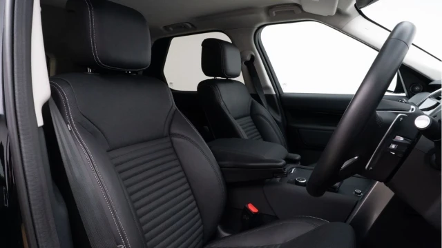 Land Rover Discovery (23 Reg) 3.0 D300 SE Commercial (5 Seat) (URBAN) (+VAT) Image 3