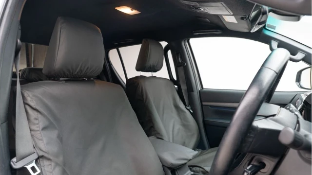 Toyota Hi-Lux (72 Reg) 2.8 D-4D Invincible X 4WD (+VAT) Image 3