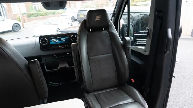 Hymer Grand Canyon S Cross Over (72 Reg) 2.0D Auto 4x4 (4 Berth) Image 3
