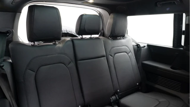 Land Rover Defender (74 Reg) 130 3.0 D350 X-Dynamic HSE (8 Seat) Image 5