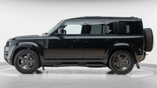Land Rover Defender (75 Reg) 110 3.0 D350 X-Dynamic HSE (7 Seat) (Black Pack) Image 4