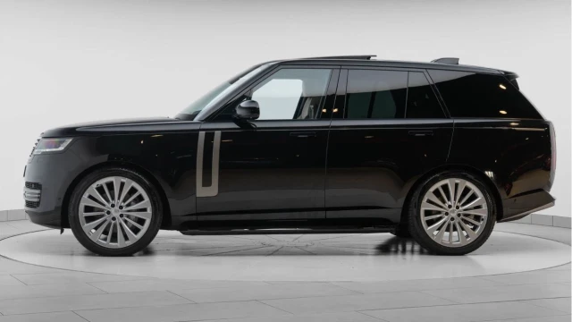Land Rover Range Rover (74 Reg) 3.0 D300 SE Image 4