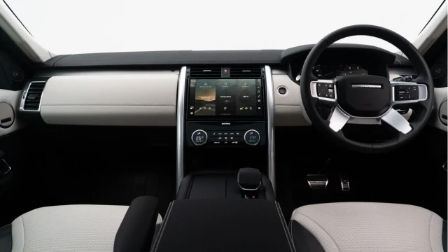 Land Rover Discovery (74 Reg) 3.0 D350 Dynamic SE Image 2