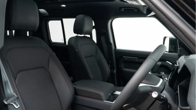 Land Rover Defender (74 Reg) 110 3.0 D250 X-Dynamic SE (7 Seat) (2025 Model) Image 2