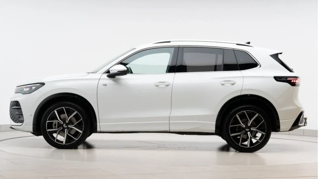 Volkswagen Tiguan (74 Reg) 2.0TDI R-Line DSG (New Model) Image 5