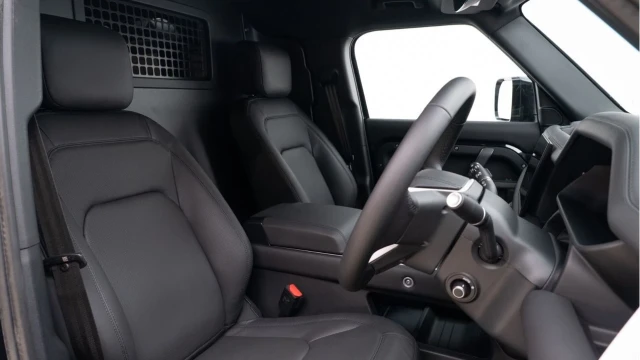 Land Rover Defender (25 Reg) 110 3.0 D350 X-Dynamic HSE Hard Top Commercial (Bespoke) (+VAT) Image 3