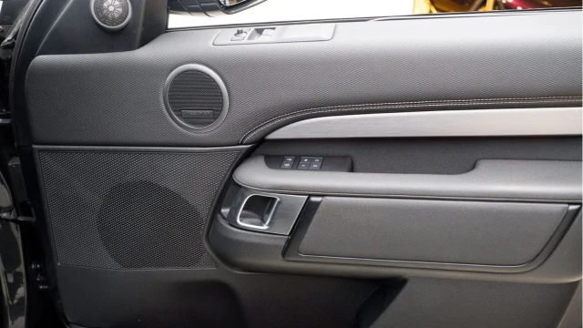 Land Rover Discovery (24 Reg) 3.0 D300 HSE Dynamic Commercial (+VAT) Image 7
