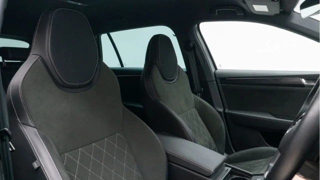 Škoda SUPERB (73 Reg) 2.0TDI Sportline Plus DSG Estate Image 3