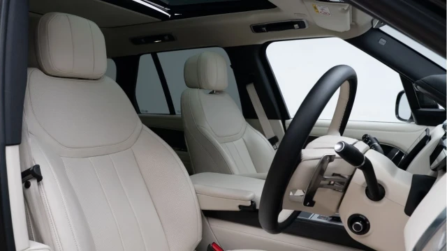 Land Rover Range Rover (74 Reg) 3.0 D300 HSE (Shadow Pack) Image 3