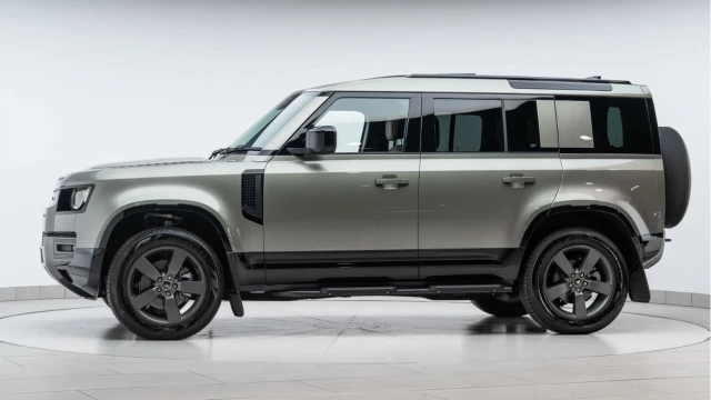 Land Rover Defender (74 Reg) 110 3.0 D250 X-Dynamic HSE Image 4