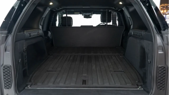 Land Rover Discovery (25 Reg) 3.0 D350 Dynamic HSE Commercial (+VAT) Image 3