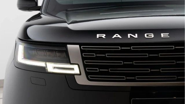 Land Rover Range Rover (74 Reg) 3.0 D300 SE (VAT Q) Image 8