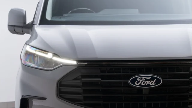 Ford Transit Custom (74 Reg) Custom 320 2.0 Ecoblue Limited LWB (5 Seat) (Motion R) (+VAT) Image 7