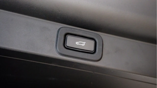 Land Rover Range Rover (72 Reg) 3.0 D300 HSE (Shadow Pack) Image 8