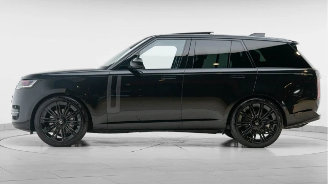 Land Rover Range Rover (75 Reg) 3.0 D300 SE (Shadow Pack) Image 4
