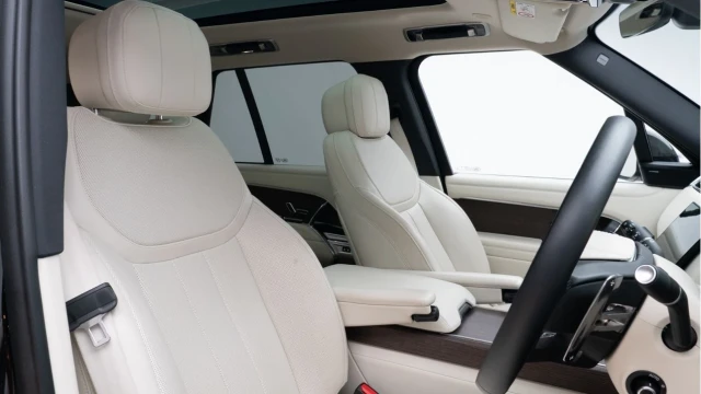 Land Rover Range Rover (74 Reg) 3.0 D300 SE (VAT Q) Image 3