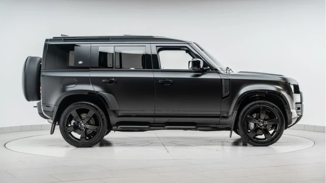 Land Rover Defender (24 Reg) 110 3.0 D300 X-Dynamic SE (Black Pack) Image 7