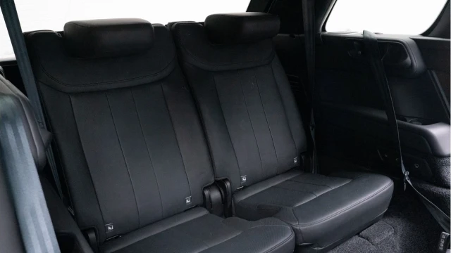 Land Rover Range Rover (74 Reg) 3.0 D350 HSE LWB 7 Seat (Shadow Pack) Image 4