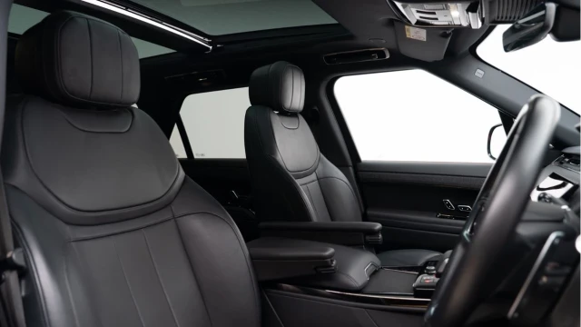 Land Rover Range Rover Sport (23 Reg) 3.0 D300 SE (Black Pack) Image 3