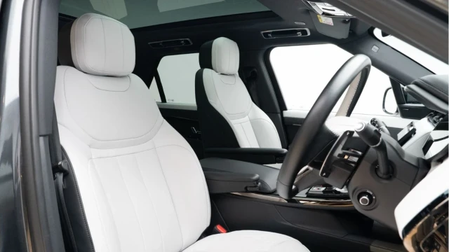 Land Rover Range Rover Sport (24 Reg) 3.0 D300 Dynamic SE (Black Pack) Image 3